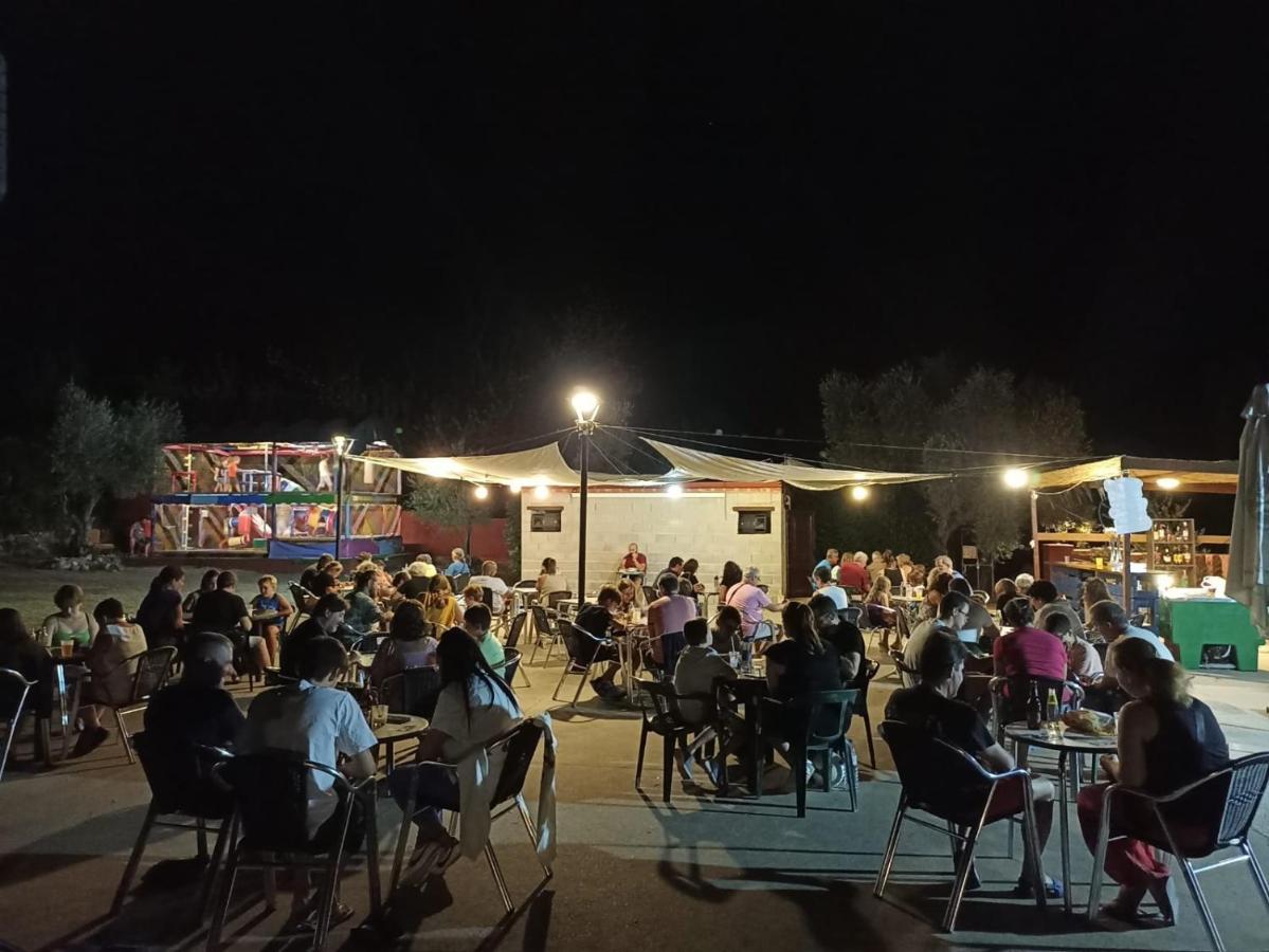 Complejo Aldea Vetonia Check Out Hasta Las 20H Parque De Mascotas Zonas Infantiles Ideal Grupos Parejas Familias Informate Apertura Piscina 1 De Mayo Hervás Dış mekan fotoğraf